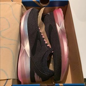 Brooks levitate 2s black and pick BNIB